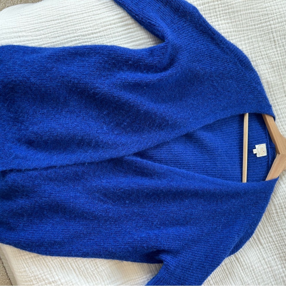 Vibrant Blue Knit Cardigan with Ribbed Details